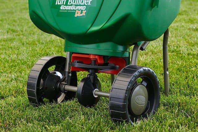 Scotts Edgeguard DLX Spreader Front View